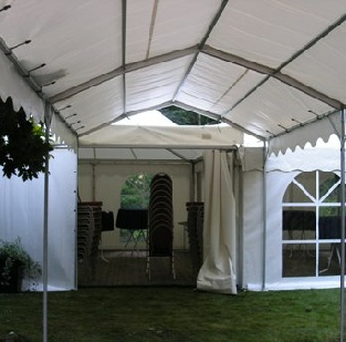 Doorloop naar tent.