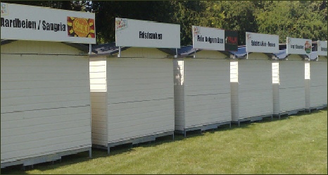 Chalets met reclameborden.