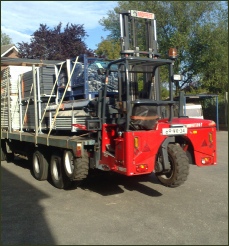 Transport chalets met terrein heftruck.
